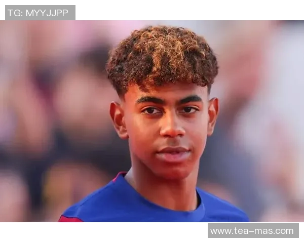 足球场上的15号巨星风采 展现速度与力量的完美结合