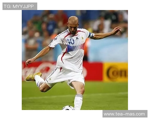 足球球星绝技大揭秘：盘点足坛传奇人物的独门技巧与致命一击